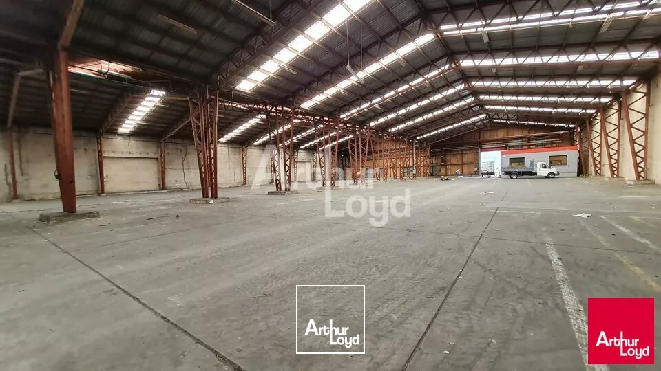 CHATEAUROUX - ZI MARTINERIE - LOCATION SITE D'ACTIVITE 2 700m² - 2176