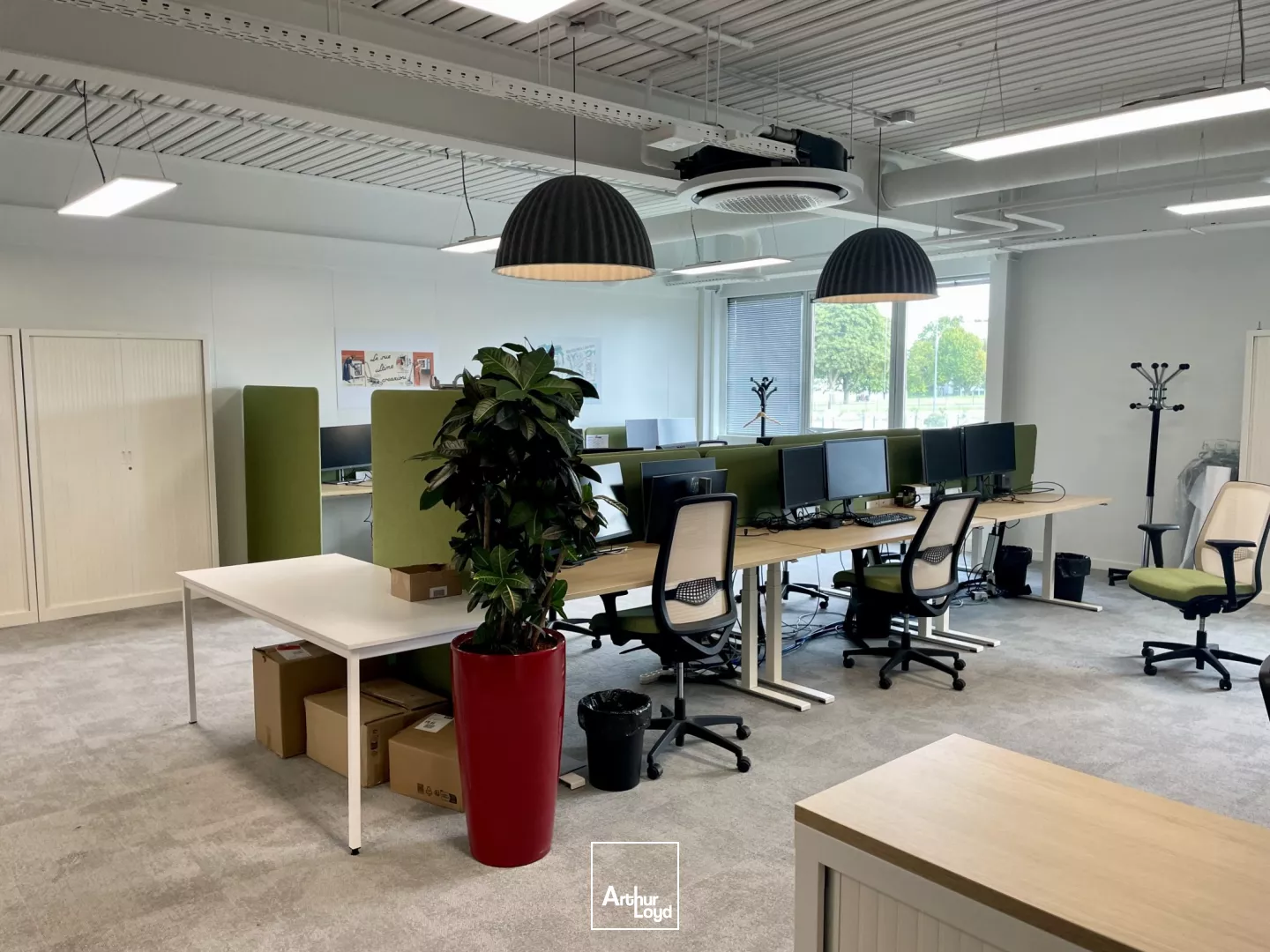 A LOUER PLATEAUX DE BUREAUX - Z.A. DE SENLIS