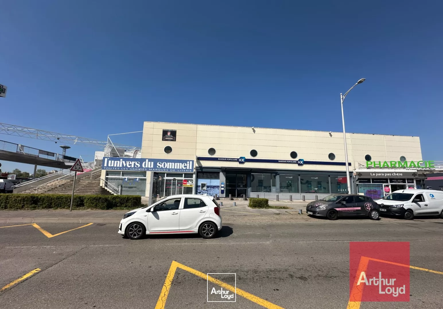 Local Commercial Nîmes : 5 Cellules d'Exception en Zone Stratégique, Accès Parking Aisé