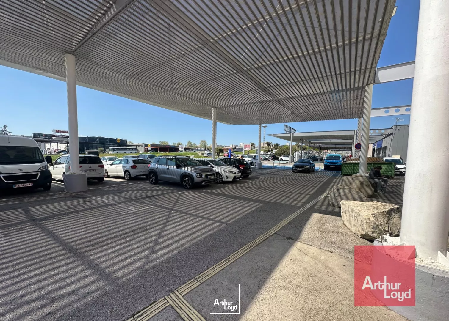 Local Commercial Nîmes : 5 Cellules d'Exception en Zone Stratégique, Accès Parking Aisé