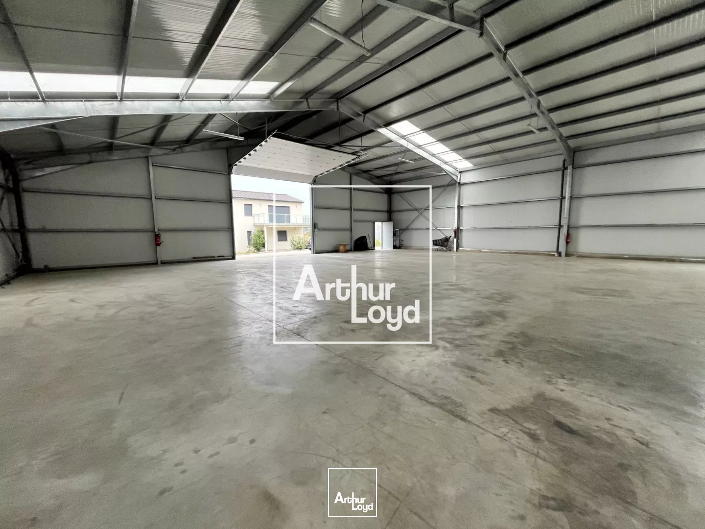 Entrepôt à louer 660 m² avec bureaux et accès poids lourds - Gard / Nîmes-Alès