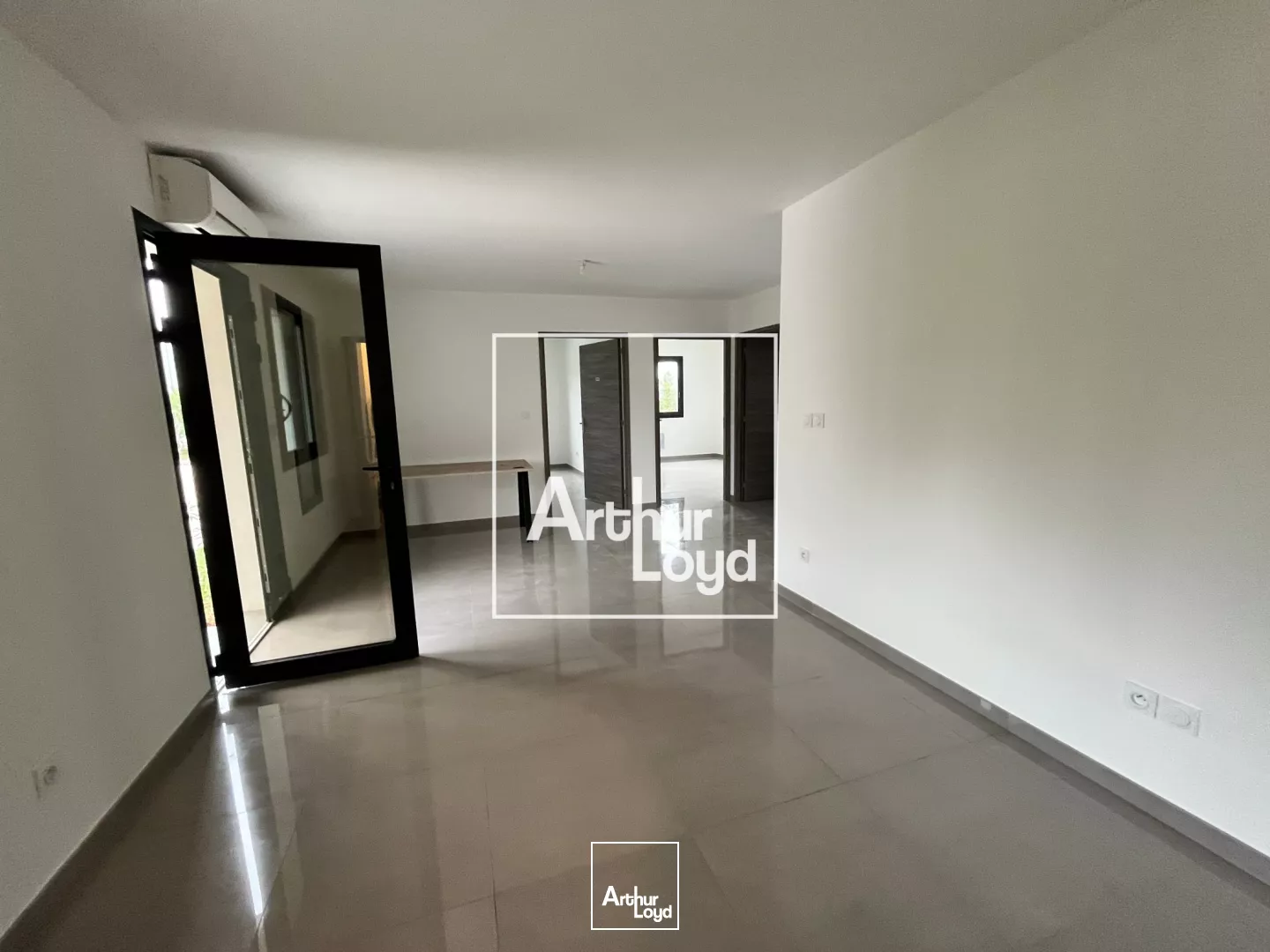 Entrepôt à louer 660 m² avec bureaux et accès poids lourds - Gard / Nîmes-Alès