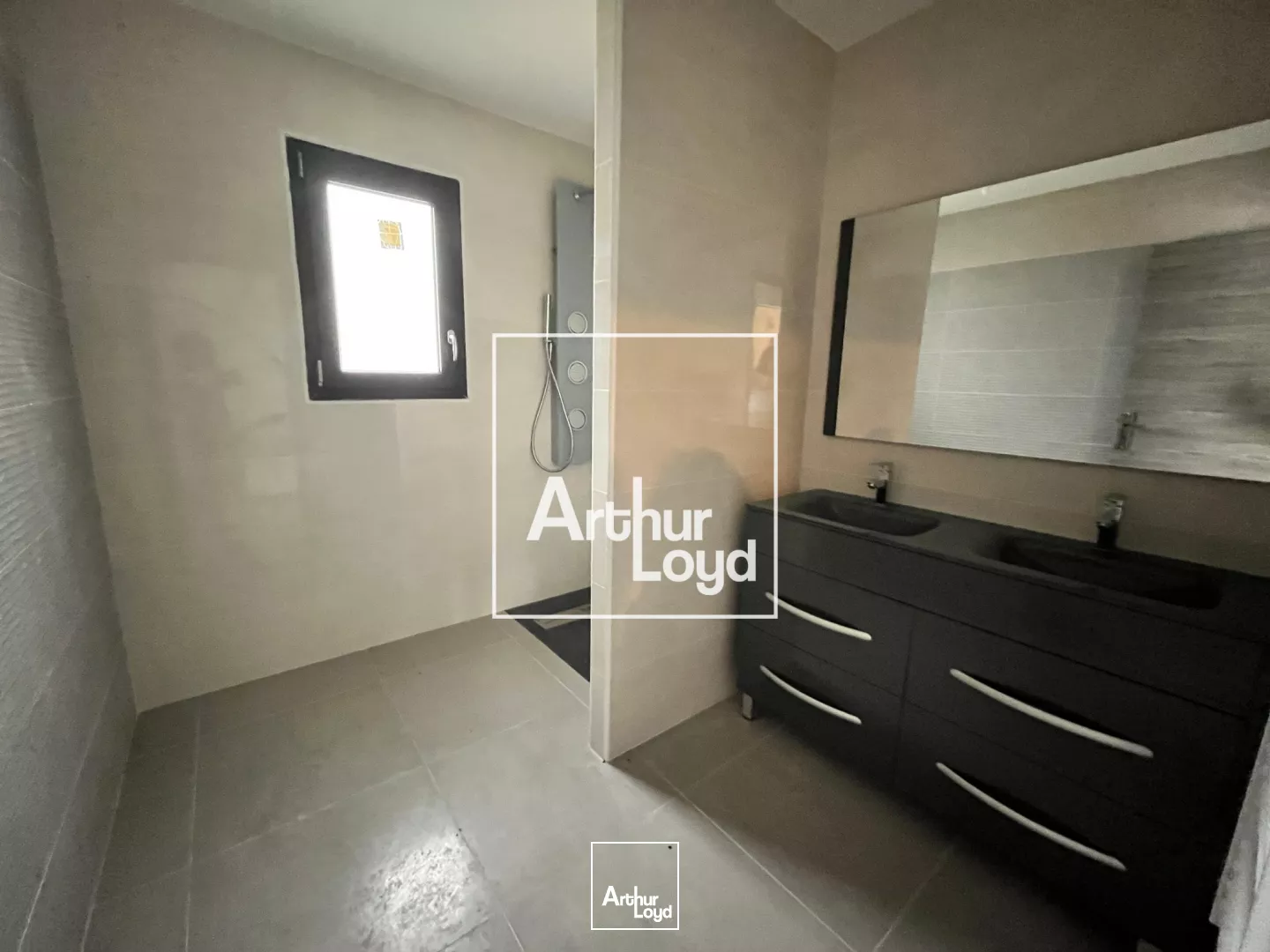 Entrepôt à louer 660 m² avec bureaux et accès poids lourds - Gard / Nîmes-Alès