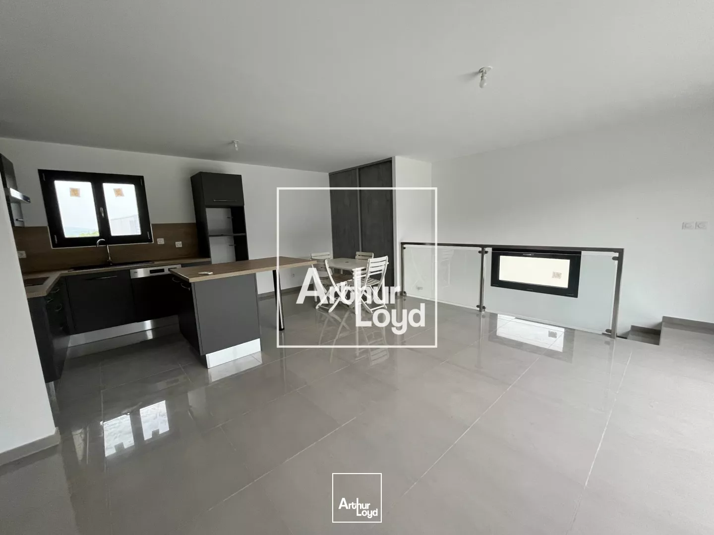 Entrepôt à louer 660 m² avec bureaux et accès poids lourds - Gard / Nîmes-Alès