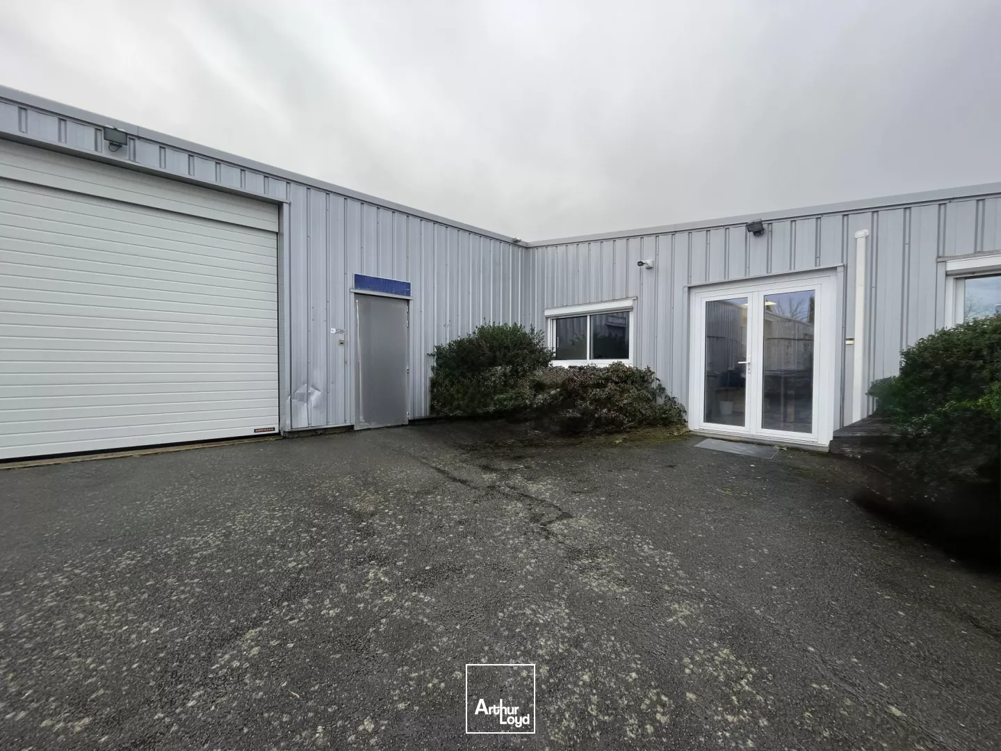 Bâtiment mixte activités et bureaux - À louer - 315 m2 