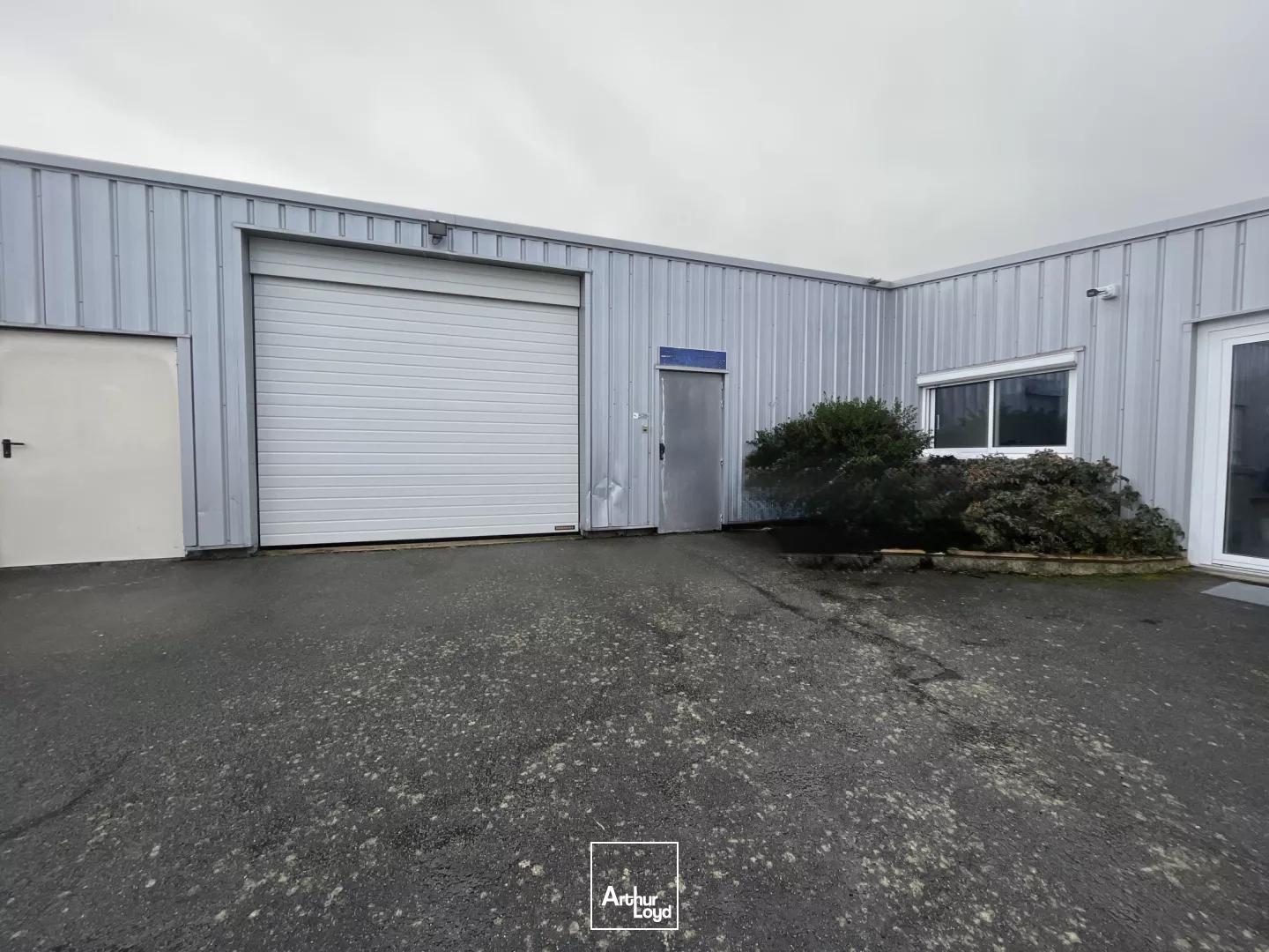 Bâtiment mixte activités et bureaux - À louer - 315 m2 