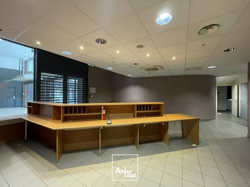 À VENDRE  LE HAVRE - NORD - CELLULE COMMERCIALE - 290 m² - PMR