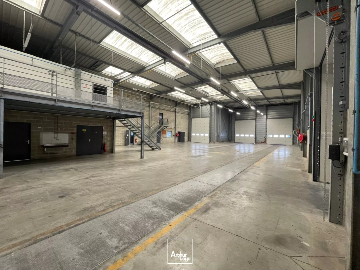 A LOUER LOCAL D'ACTIVITÉ 852 M2 COMPIEGNE