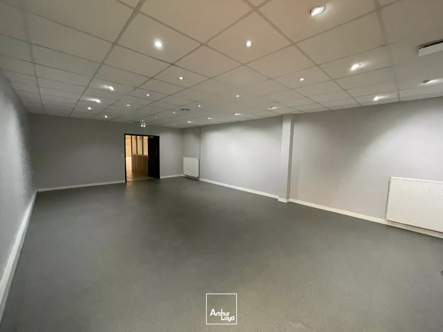 A LOUER LOCAL D'ACTIVITÉ 852 M2 COMPIEGNE