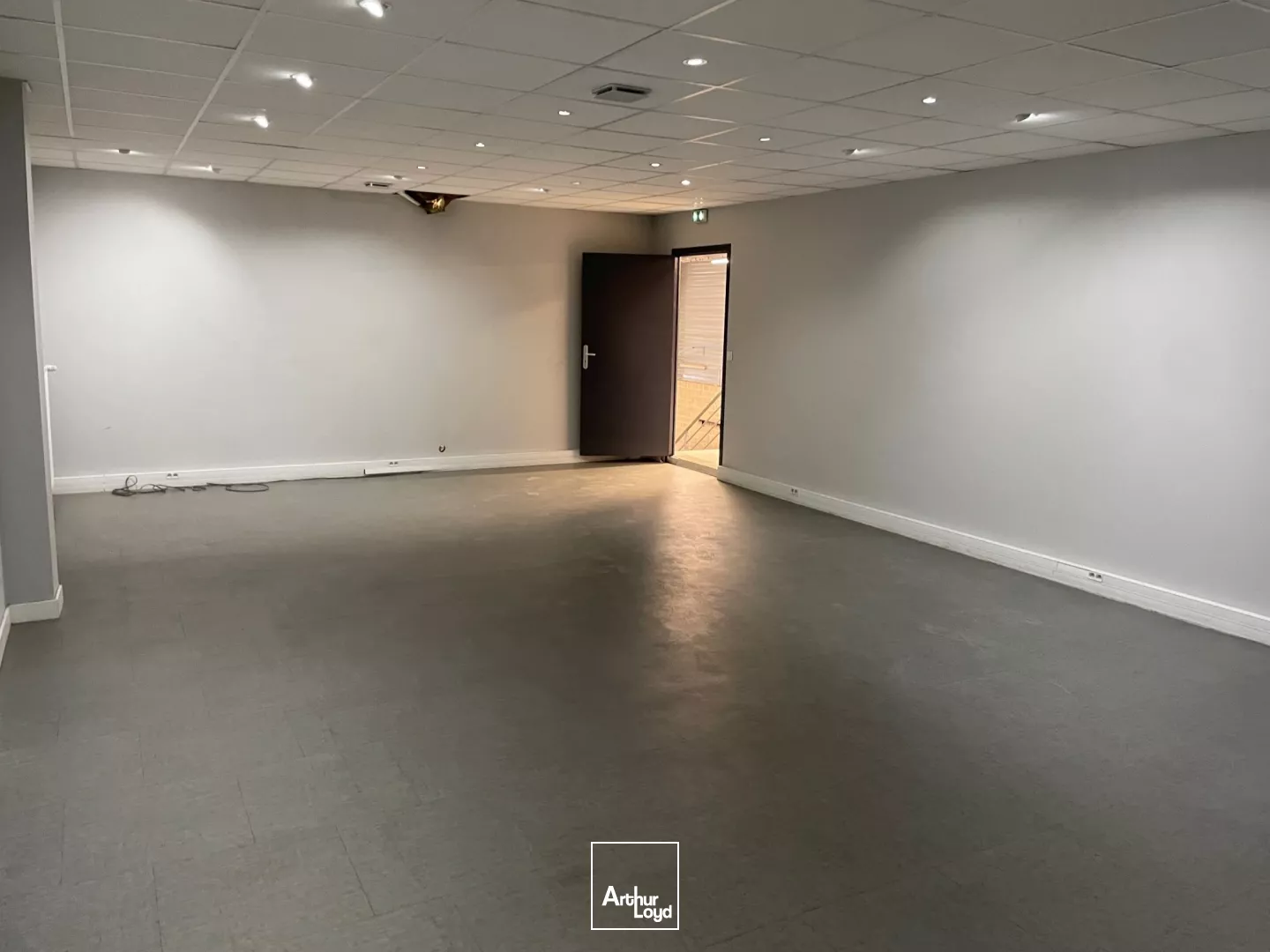 A LOUER LOCAL D'ACTIVITÉ 852 M2 COMPIEGNE