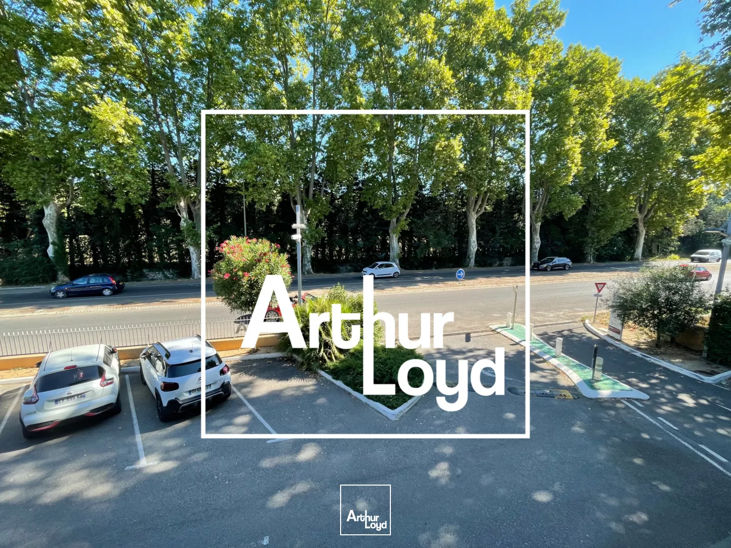 Bureaux à Louer Uzès : Local Professionnel Climatisation et Fibre, Accès PMR, Parking Sécurisé.