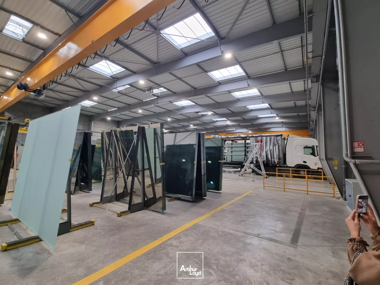 Bâtiment industriel indépendant à louer - 2 448 m² - Au pied de l'aéroport Roissy CdG et de la Francilienne - 4 portes 4x4,5 m - 2 ponts roulants - Charges maîtrisées