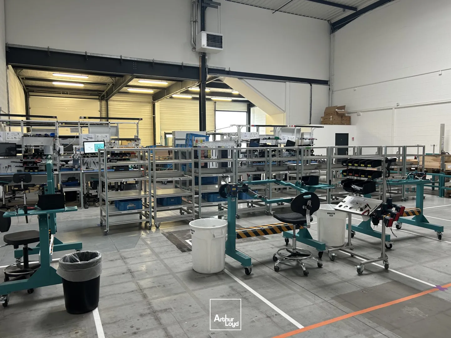 Situé au centre de CROIX , à proximité des grands axes , nous vous proposons au sein d'un parc récent des entrepots / Locaux d'activités à vendre ou à louer. 