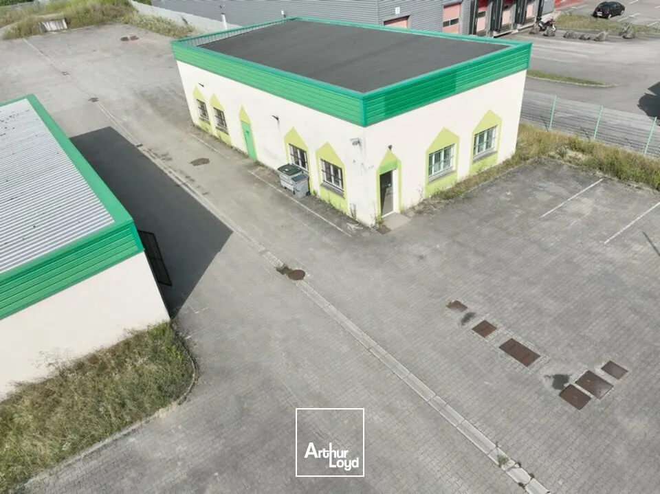 LOCAL D'ACTIVITE - ENTREPOT à LOUER de 220 m²