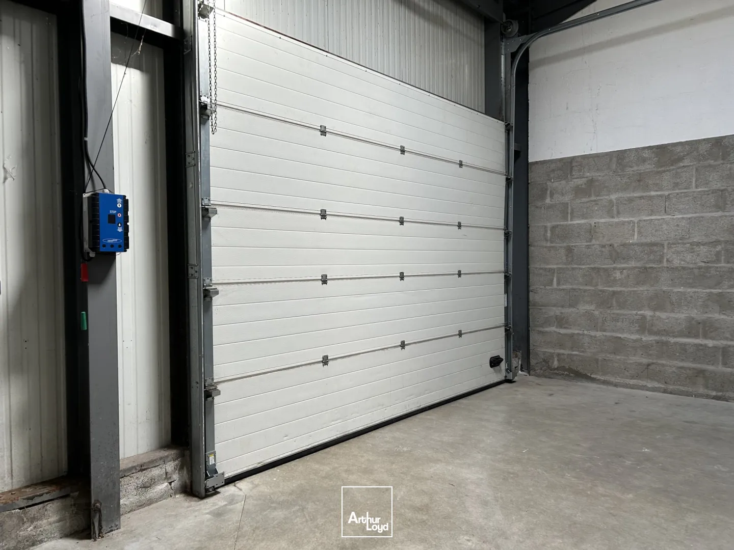 A LOUER - STOCKAGE - BUREAUX - SHOWROOM - 196 M2 - ST ANDRE DES EAUX