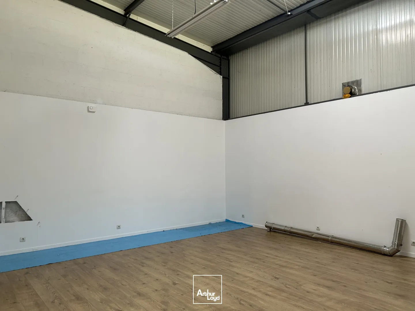 A LOUER - STOCKAGE - BUREAUX - SHOWROOM - 196 M2 - ST ANDRE DES EAUX