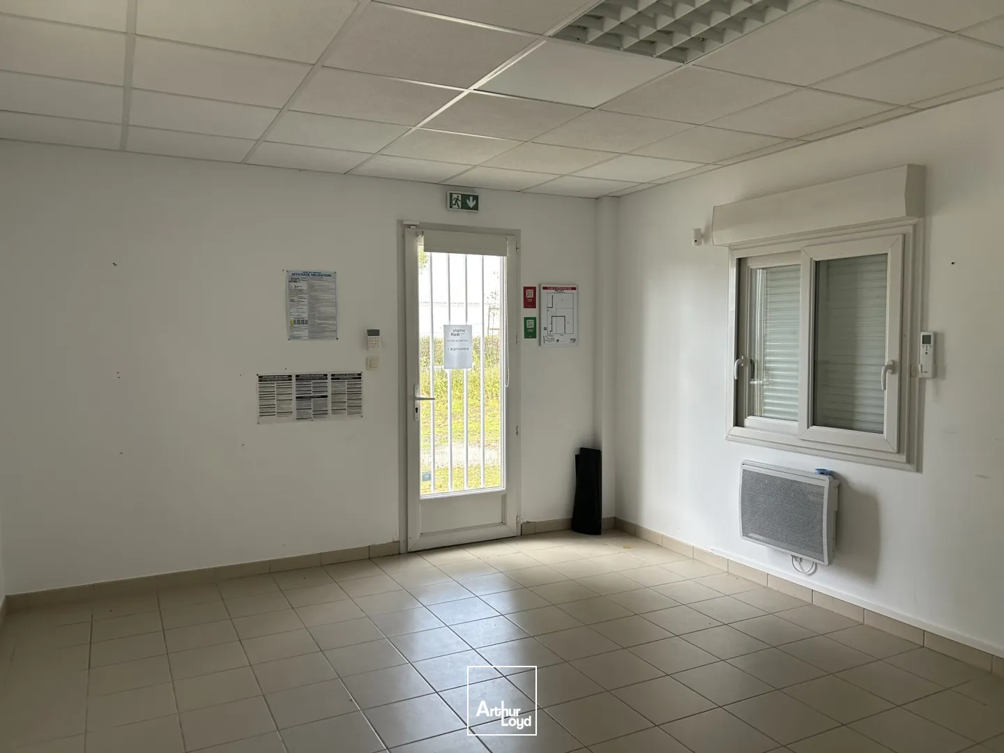 A LOUER - STOCKAGE - BUREAUX - SHOWROOM - 196 M2 - ST ANDRE DES EAUX