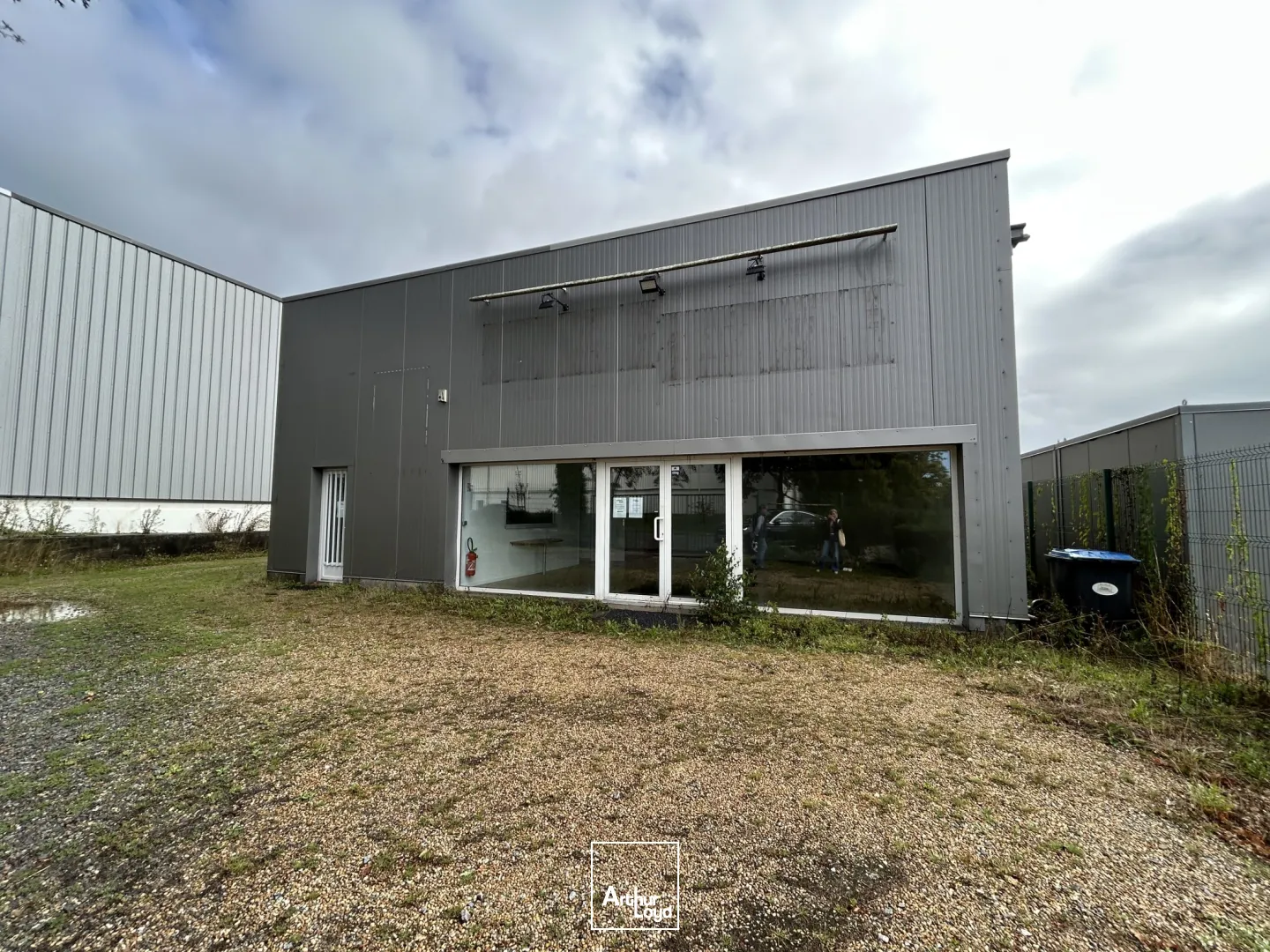 A LOUER - STOCKAGE - BUREAUX - SHOWROOM - 196 M2 - ST ANDRE DES EAUX