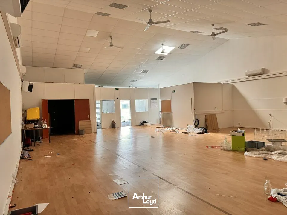 CHAMBRAY-LES-TOURS LES AUBUIS JEAN PERRIN LOCAL COMMERCIAL A LOUER 302 M²