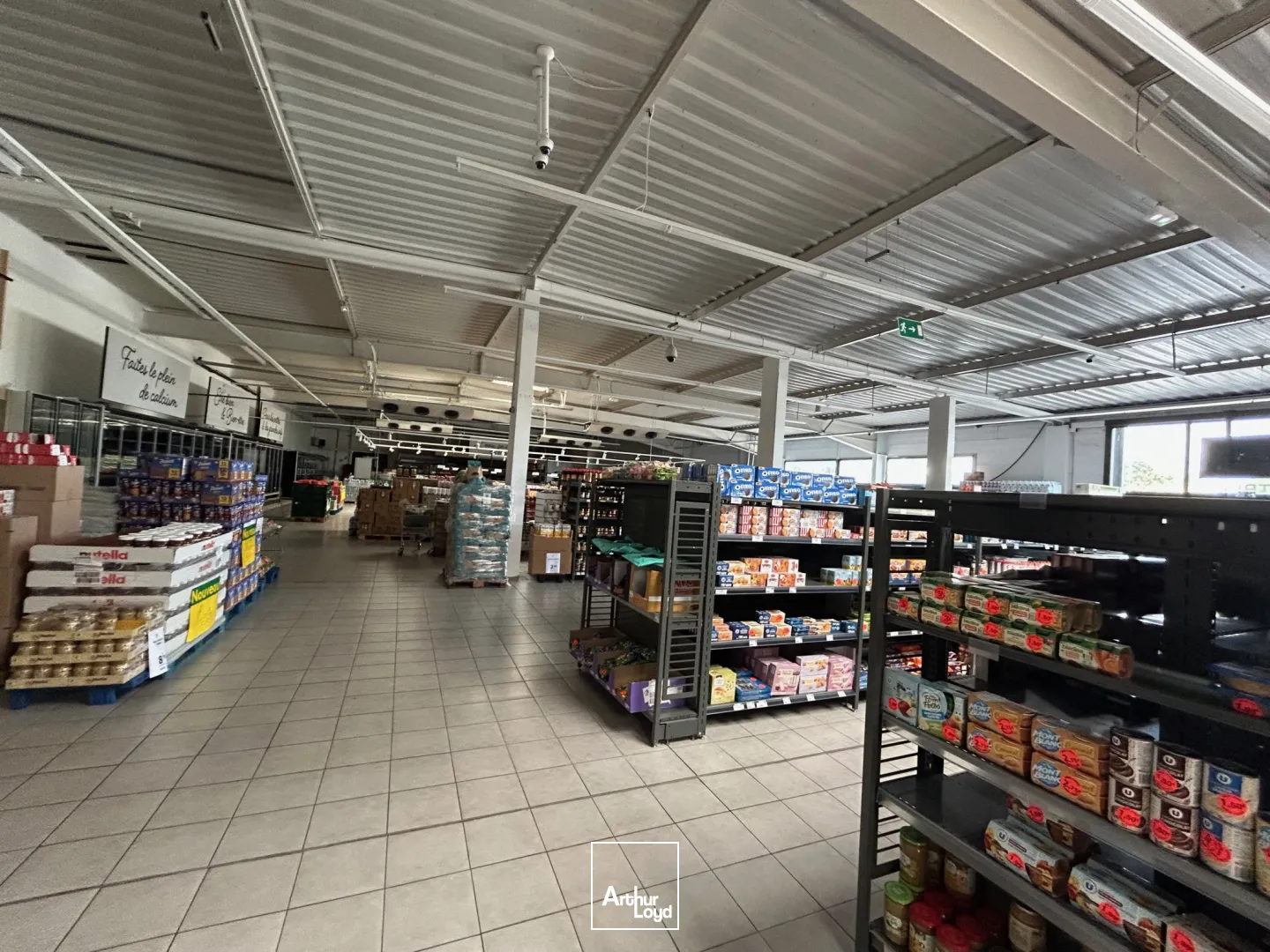 LOCAUX COMMERCIAUX - A VENDRE - 1504 M2 - SAINT-QUENTIN