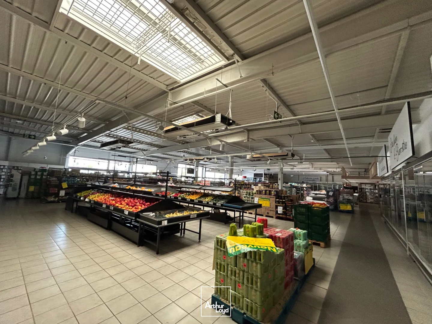 LOCAUX COMMERCIAUX - A VENDRE - 1504 M2 - SAINT-QUENTIN
