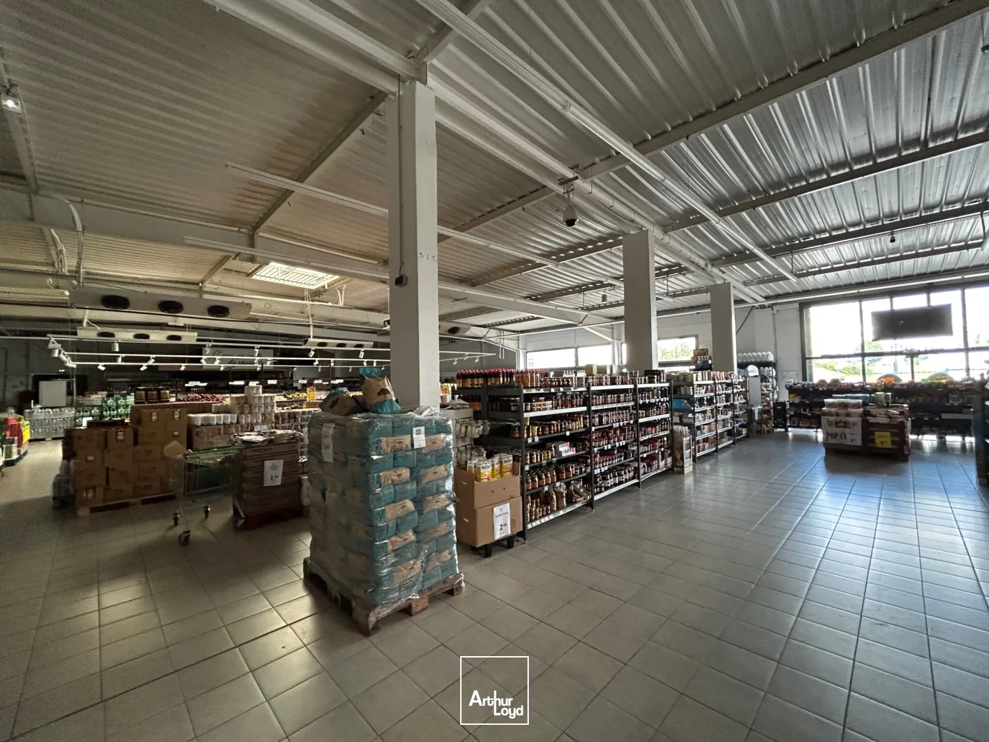 LOCAUX COMMERCIAUX - A VENDRE - 1504 M2 - SAINT-QUENTIN