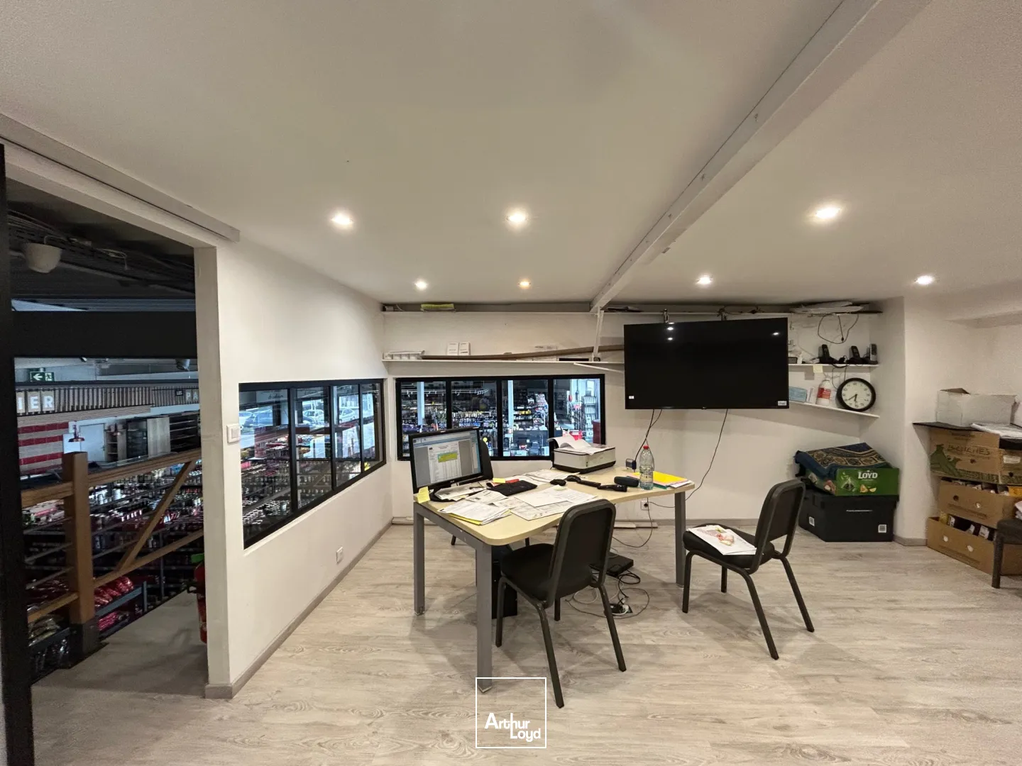 LOCAUX COMMERCIAUX - A VENDRE - 1504 M2 - SAINT-QUENTIN