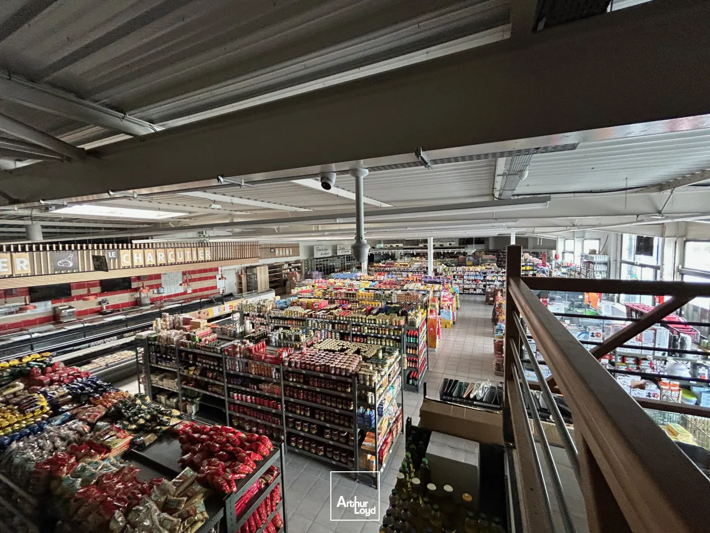 LOCAUX COMMERCIAUX - A VENDRE - 1504 M2 - SAINT-QUENTIN