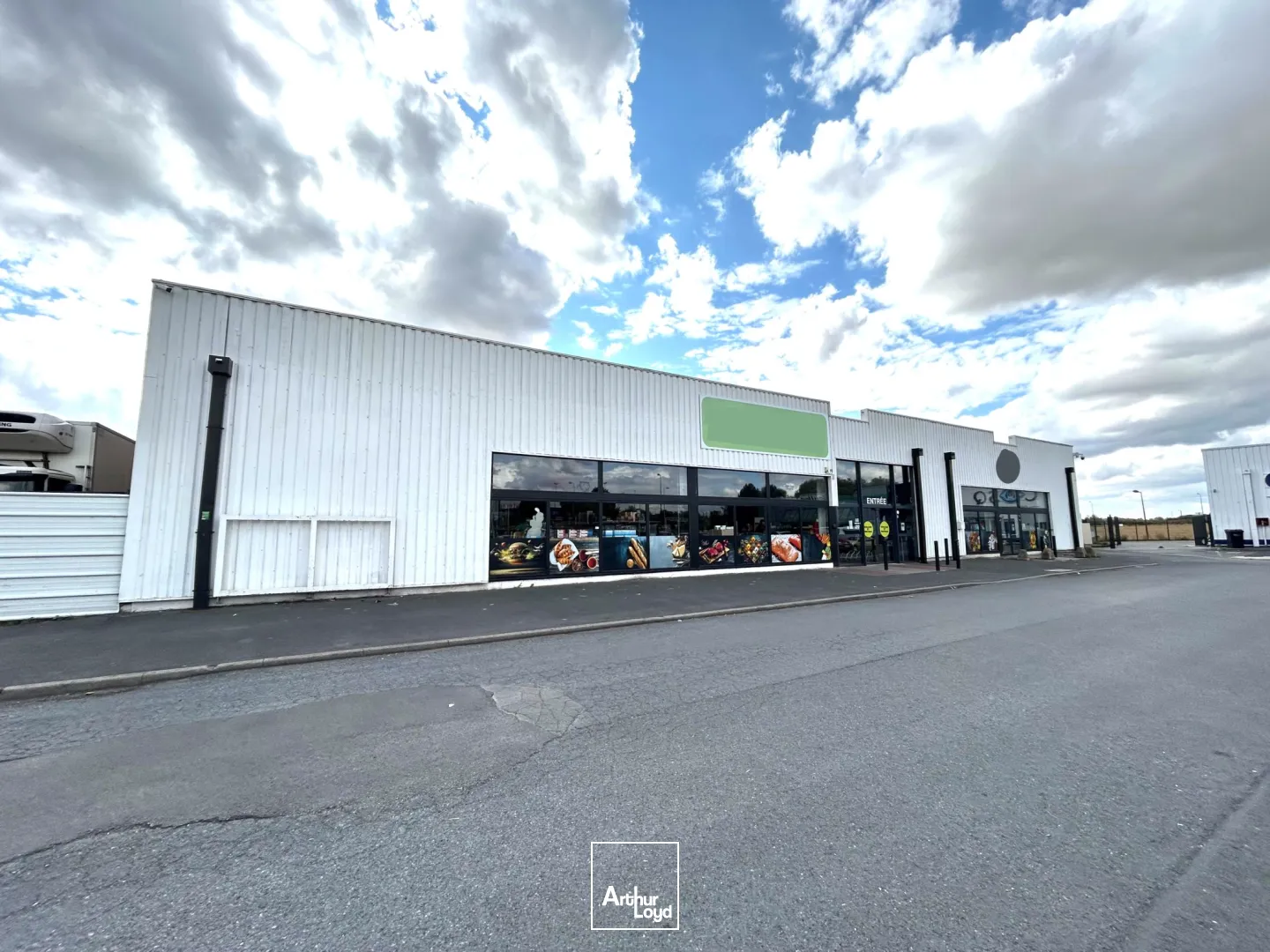 LOCAUX COMMERCIAUX - A LOUER - 1504 M2 - SAINT-QUENTIN