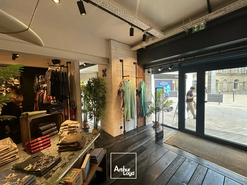 LOCAL COMMERCIAL À LOUER - CENTRE VILLE DE POITIERS  RUE GAMBETTA / PLACE MARÉCHAL LECLERC