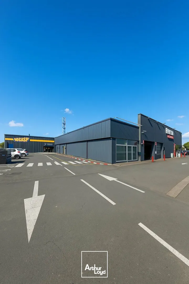 À LOUER  CELLULE COMMERCIALE DE 230 m²  EMPLACEMENT PREMIUM AU CUR D'UNE ZONE DYNAMIQUE À POITIERS