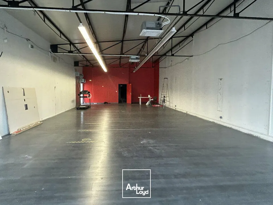 À LOUER  CELLULE COMMERCIALE DE 230 m²  EMPLACEMENT PREMIUM AU CUR D'UNE ZONE DYNAMIQUE À POITIERS