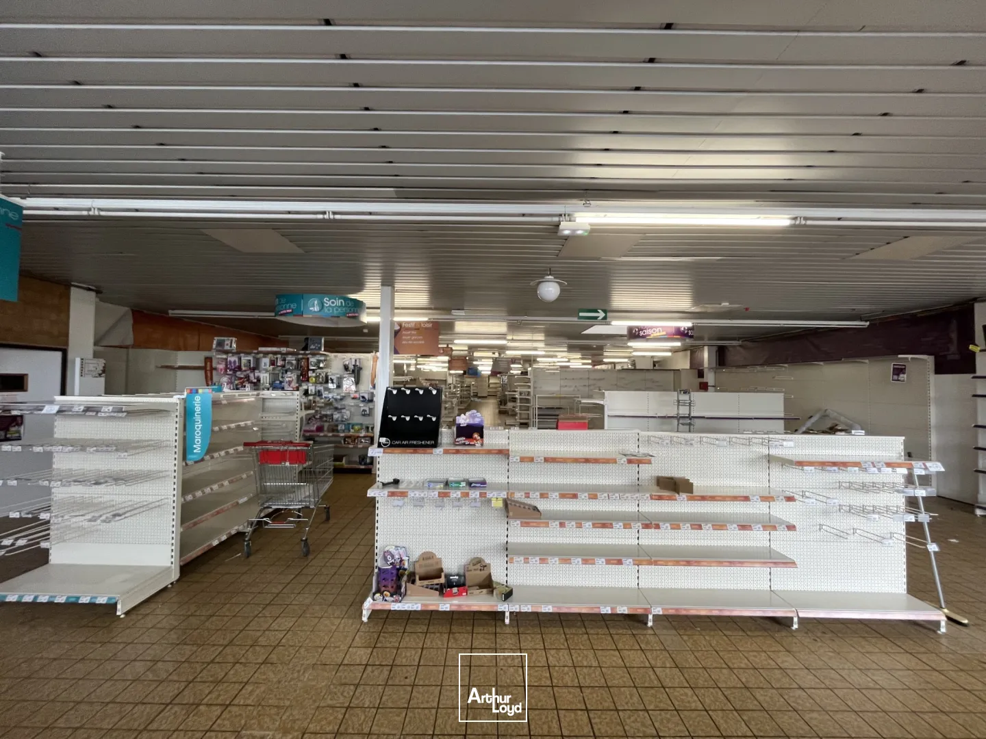 LOCAL COMMERCIAL - 915 m2 - GUISE - ZONE COMMERCIALE INTERMARCHÉ - LA BRIQUETERIE 