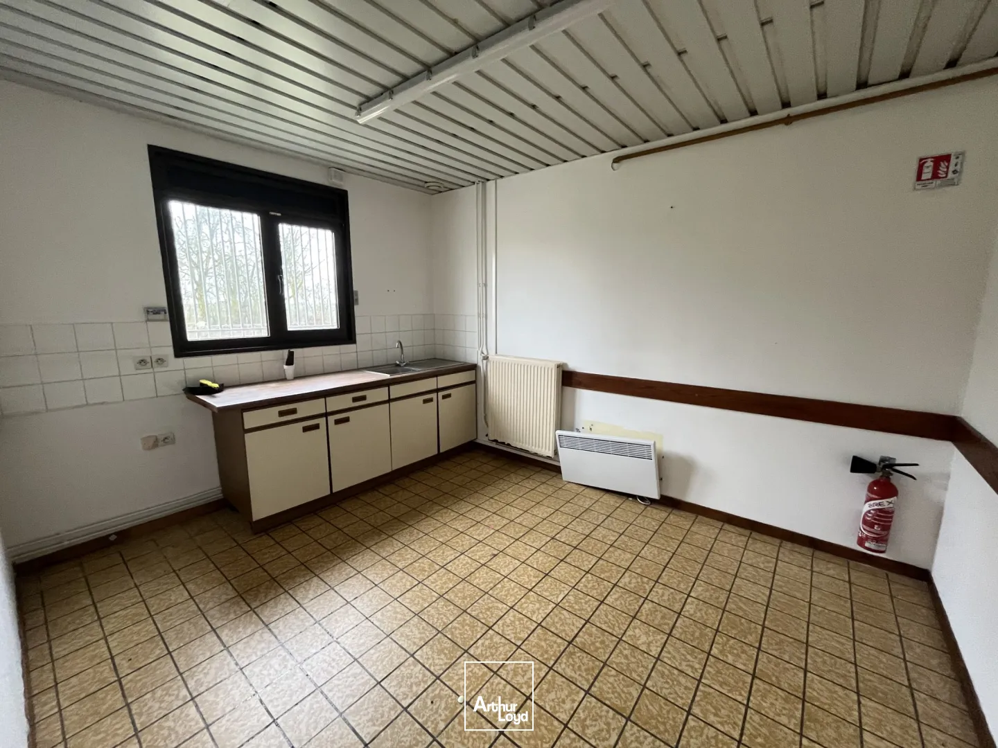 LOCAL COMMERCIAL - 915 m2 - GUISE - ZONE COMMERCIALE INTERMARCHÉ - LA BRIQUETERIE 