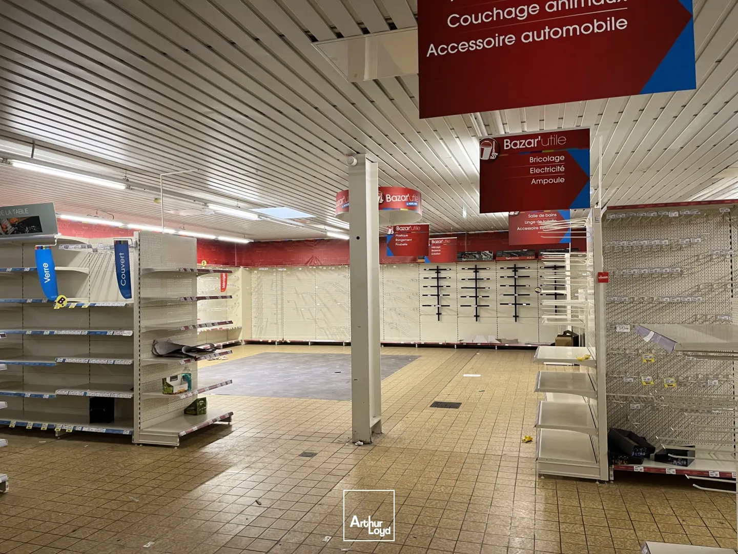 LOCAL COMMERCIAL - 915 m2 - GUISE - ZONE COMMERCIALE INTERMARCHÉ - LA BRIQUETERIE 