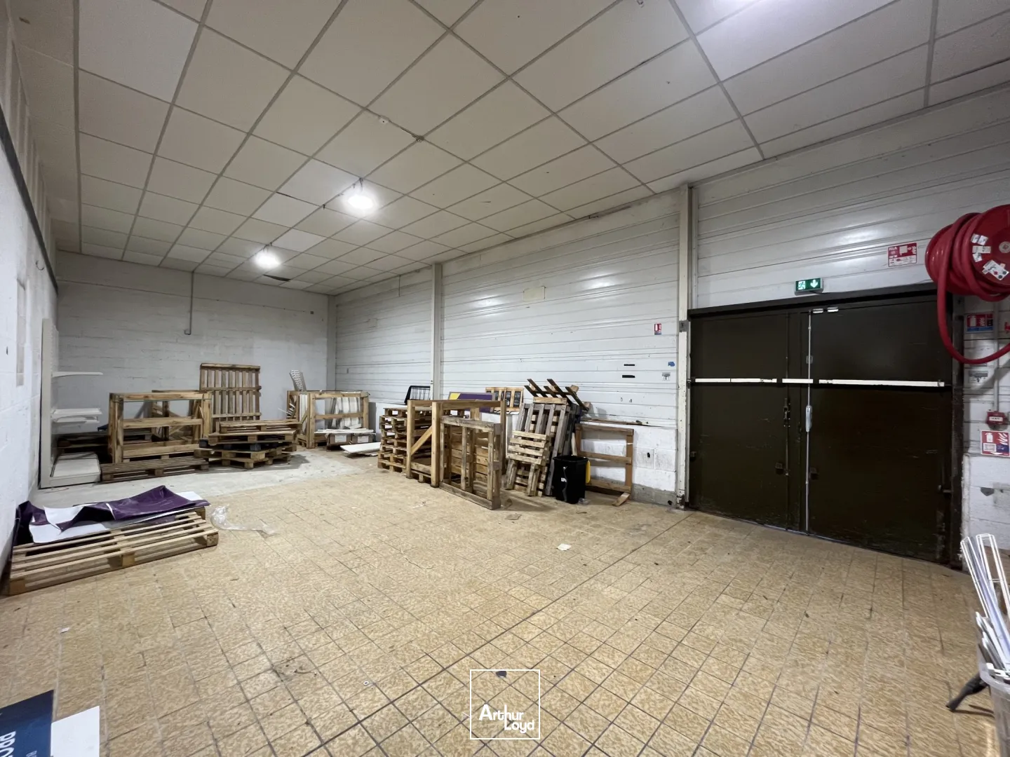 LOCAL COMMERCIAL - 915 m2 - GUISE - ZONE COMMERCIALE INTERMARCHÉ - LA BRIQUETERIE 