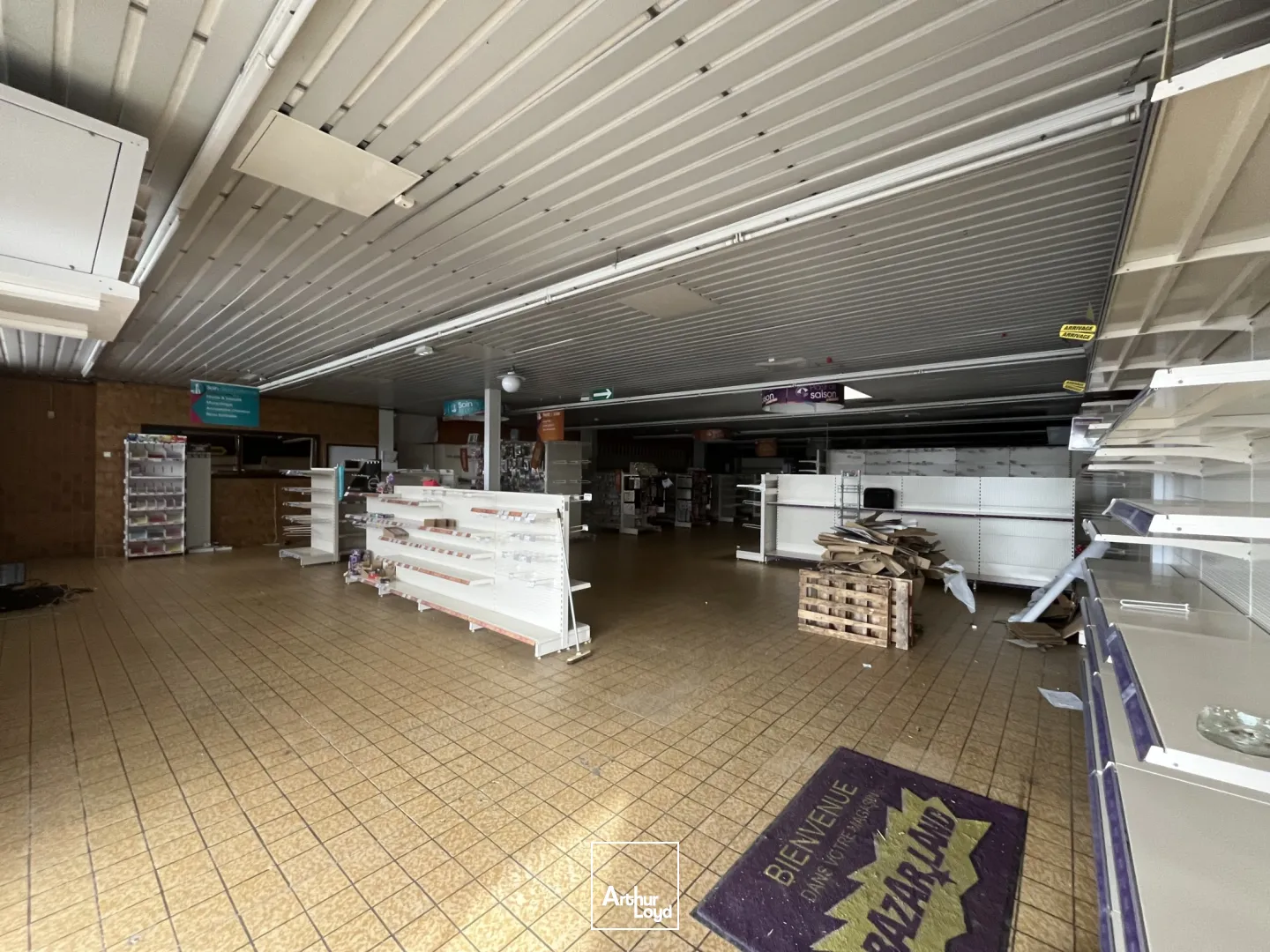 LOCAL COMMERCIAL - 915 m2 - GUISE - ZONE COMMERCIALE INTERMARCHÉ - LA BRIQUETERIE 