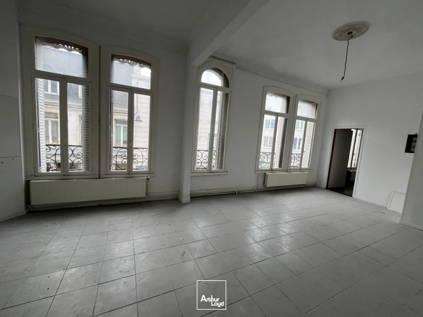 A LOUER - IMMEUBLE DE BUREAUX - 140 M2 - SAINT-QUENTIN