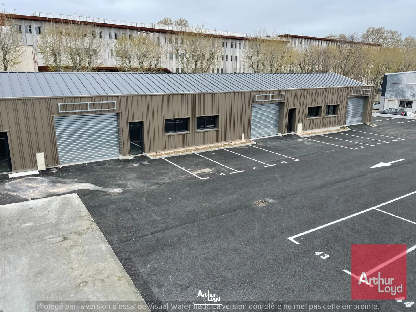 LOCAUX D'ACTIVITES A LOUER - PLUSIEURS LOTS DISPONIBLES AVEC QUELQUES SURFACES DE BUREAUX