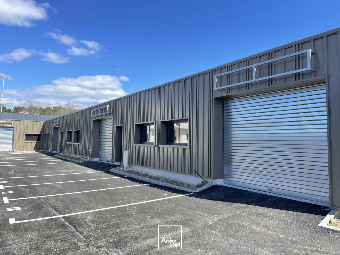 LOCAUX D'ACTIVITES A LOUER - PLUSIEURS LOTS DISPONIBLES AVEC QUELQUES SURFACES DE BUREAUX