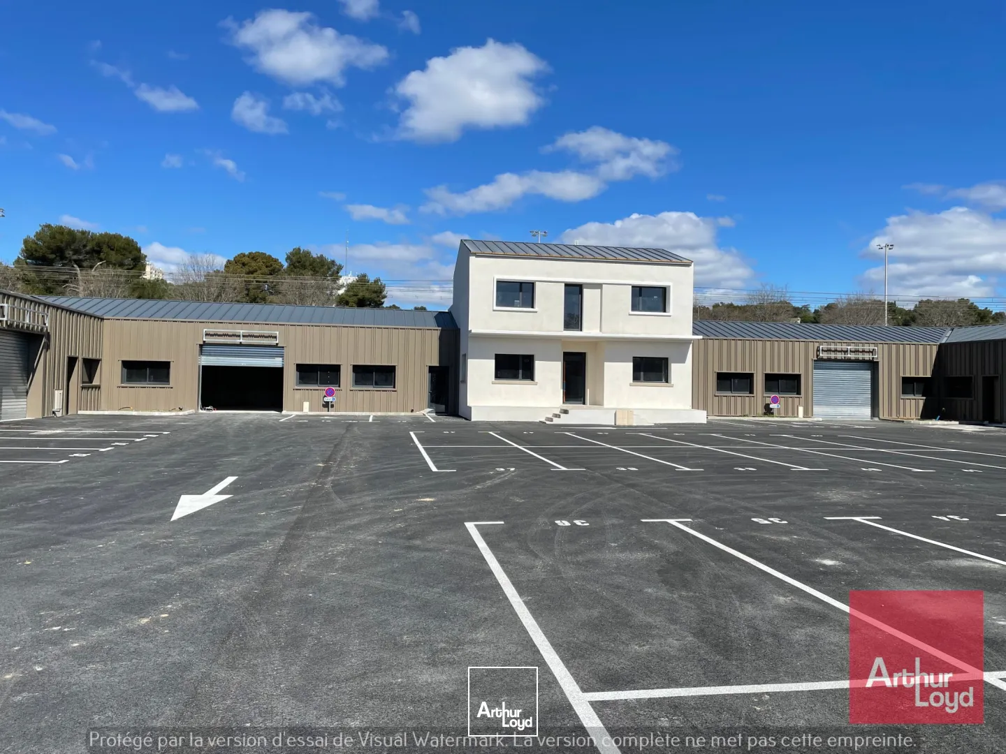 LOCAUX D'ACTIVITES A LOUER - PLUSIEURS LOTS DISPONIBLES AVEC QUELQUES SURFACES DE BUREAUX