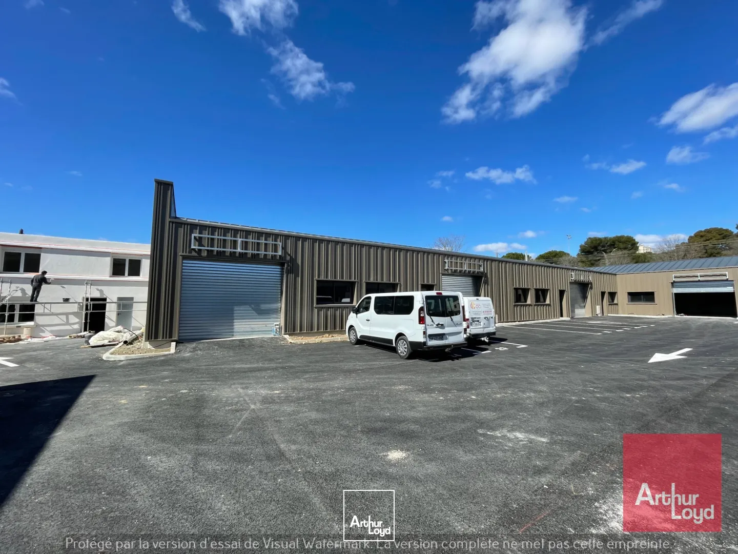 LOCAUX D'ACTIVITES A LOUER - PLUSIEURS LOTS DISPONIBLES AVEC QUELQUES SURFACES DE BUREAUX