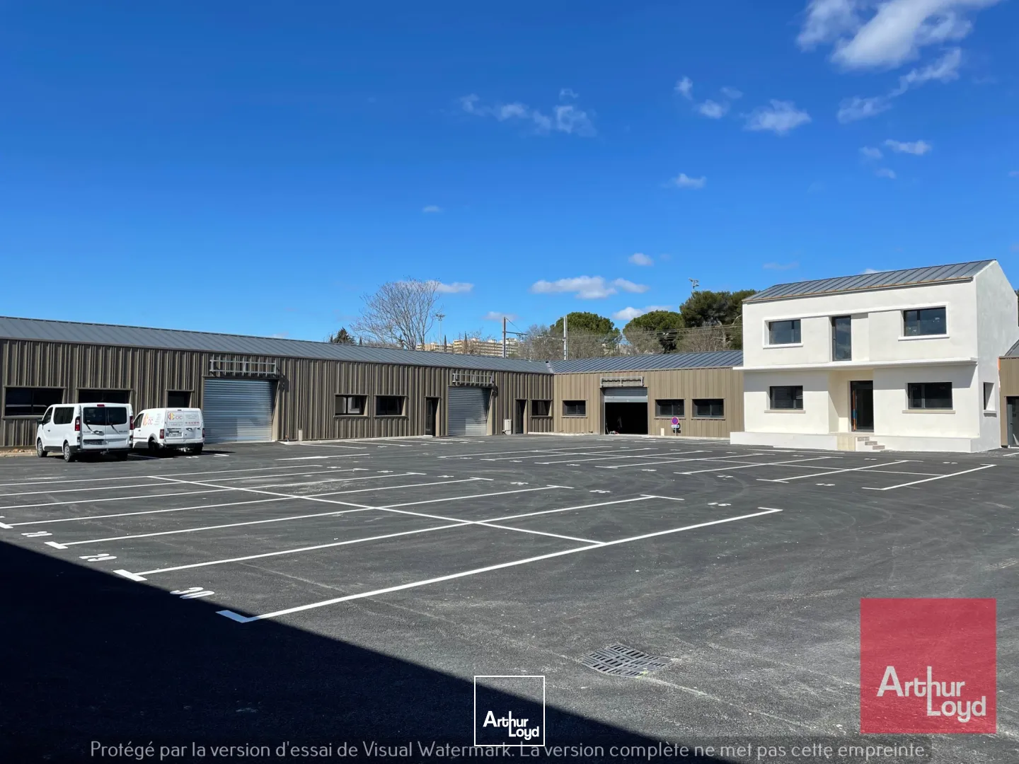 LOCAUX D'ACTIVITES A LOUER - PLUSIEURS LOTS DISPONIBLES AVEC QUELQUES SURFACES DE BUREAUX