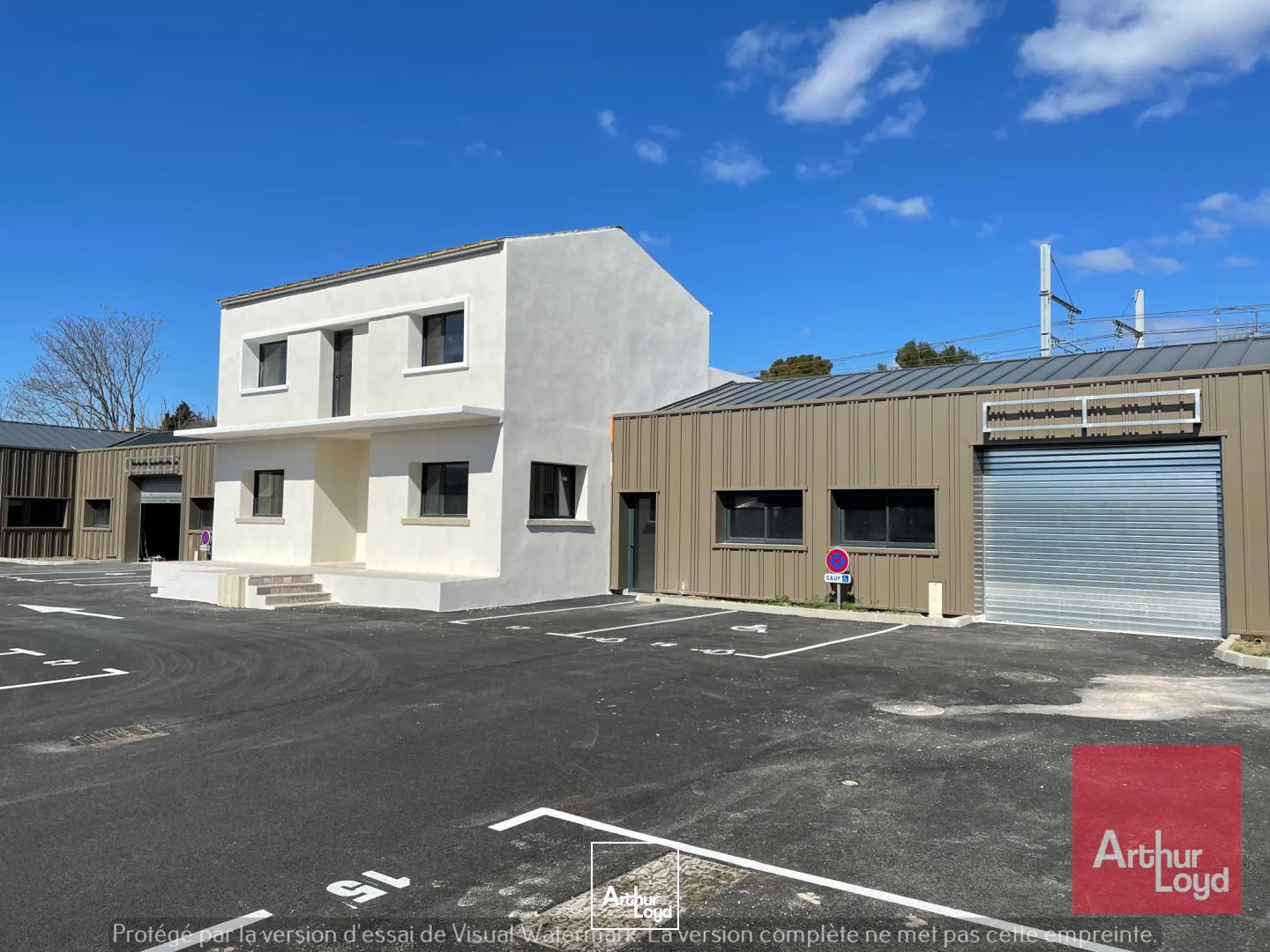 LOCAUX D'ACTIVITES A LOUER - PLUSIEURS LOTS DISPONIBLES AVEC QUELQUES SURFACES DE BUREAUX