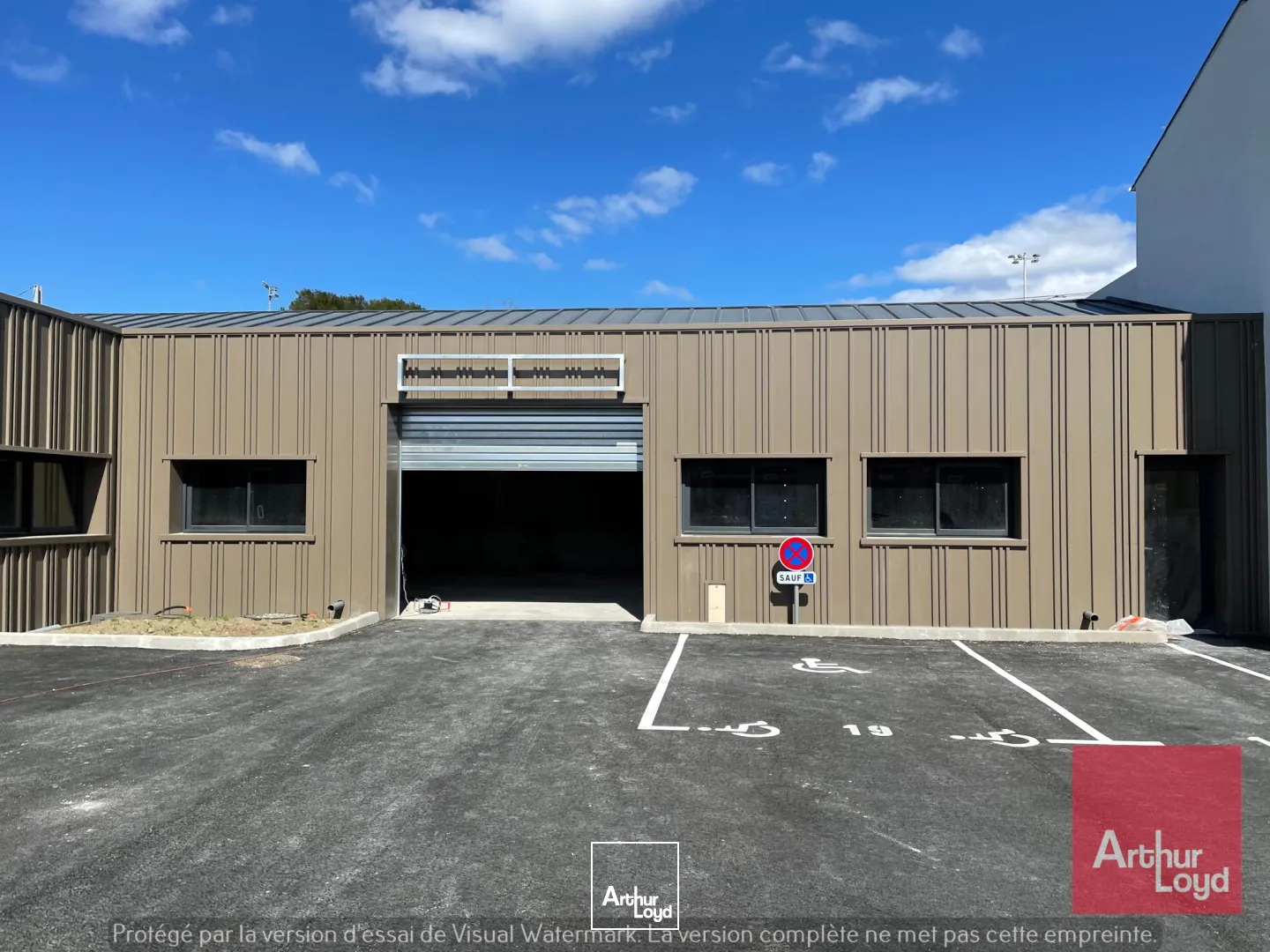 LOCAUX D'ACTIVITES A LOUER - PLUSIEURS LOTS DISPONIBLES AVEC QUELQUES SURFACES DE BUREAUX