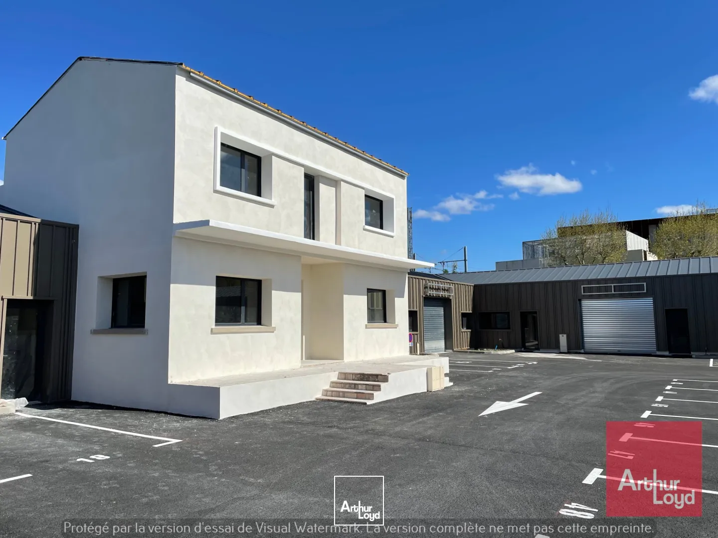 LOCAUX D'ACTIVITES A LOUER - PLUSIEURS LOTS DISPONIBLES AVEC QUELQUES SURFACES DE BUREAUX