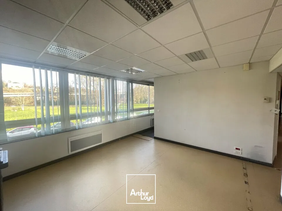 POITIERS CENTRE CITEE JUDICIAIRE - BUREAUX A VENDRE AVEC 7 PLACES DE STATIONNEMENT