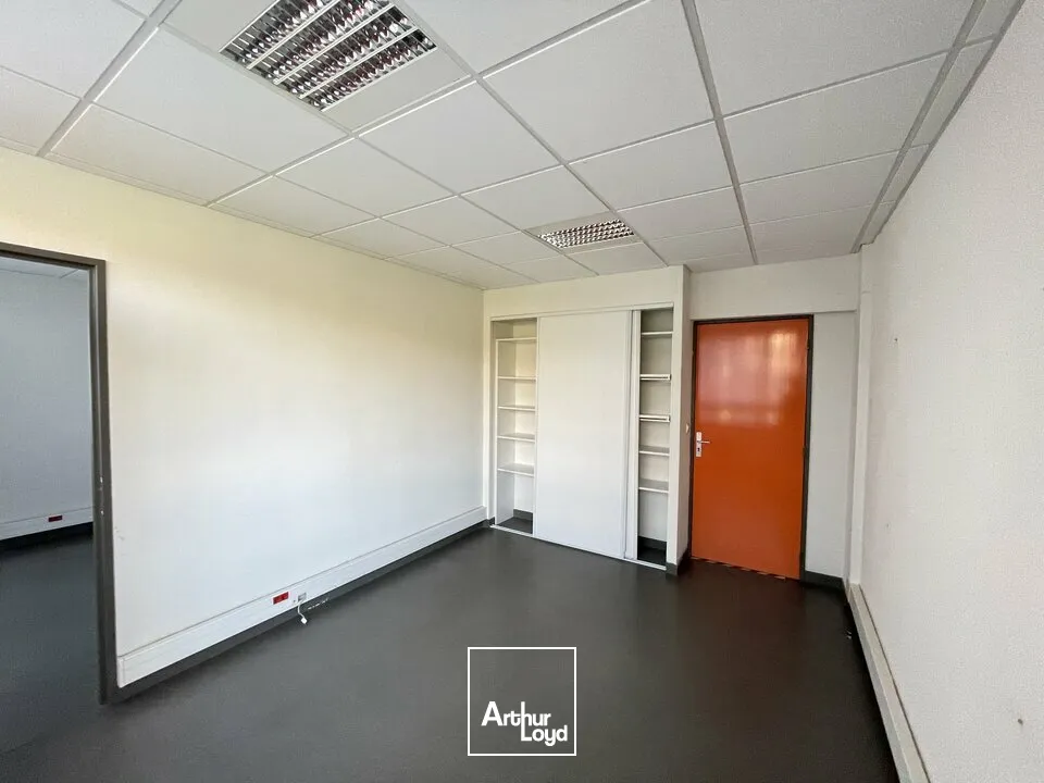 POITIERS CENTRE CITEE JUDICIAIRE - BUREAUX A VENDRE AVEC 7 PLACES DE STATIONNEMENT