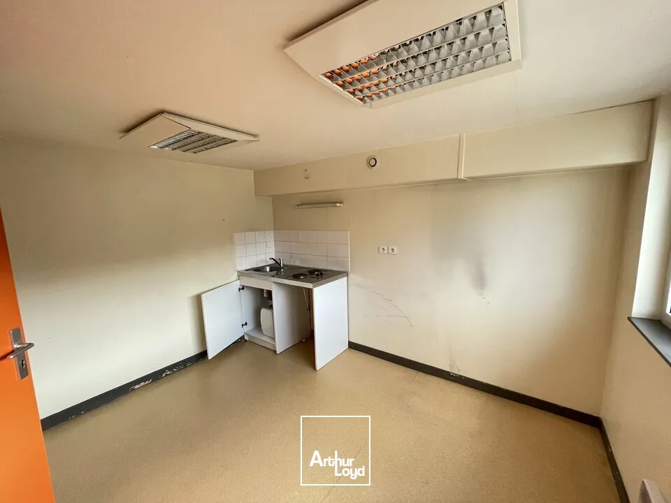 POITIERS CENTRE CITEE JUDICIAIRE - BUREAUX A VENDRE AVEC 7 PLACES DE STATIONNEMENT