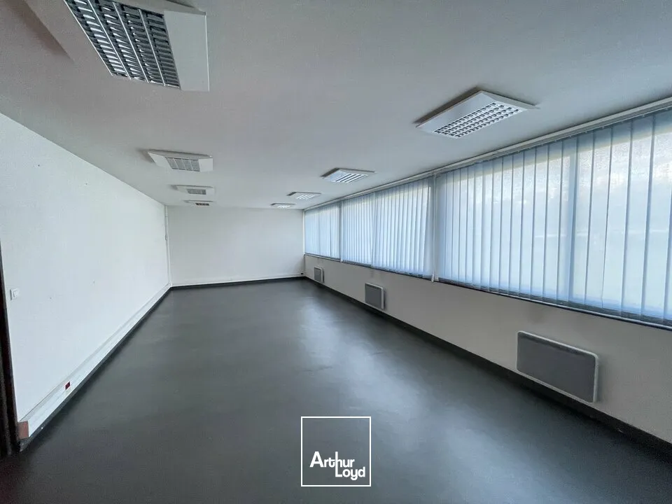 POITIERS CENTRE CITEE JUDICIAIRE - BUREAUX A VENDRE AVEC 7 PLACES DE STATIONNEMENT